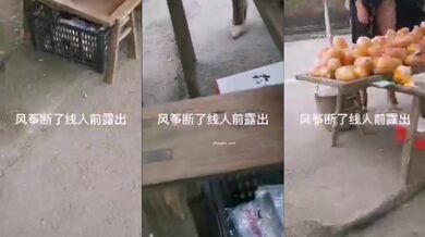 【风筝断了线】极限露出天花板，反差婊推特福利，大白天工地水果摊街边，各种露出勾引，专挑老头下手 (2)