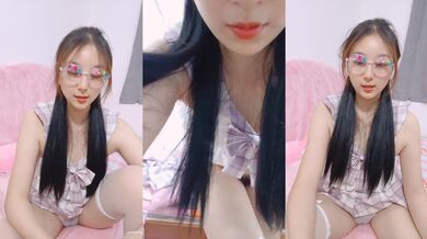 【小甜舔】新人下海~戴着眼镜的学生妹！超美胸！超想舔她，眼镜妹就是看着过瘾 (3)