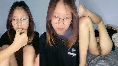 新人！【泡泡鱼妹妹】两个00后可爱眼镜妹~舌吻互舔无套啪啪~稚嫩的少女胴体，看了流鼻血 (7)